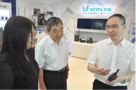 領導一行蒞臨北峰通信參觀指導
