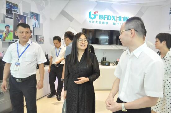 領導一行蒞臨北峰通信參觀指導